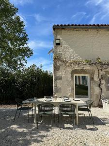 Maisons de vacances Domaine Belotterie, Rural French Retreat, Sleeps 15 plus, Pool & Orchard : photos des chambres