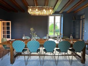 Maisons de vacances Domaine Belotterie, Rural French Retreat, Sleeps 15 plus, Pool & Orchard : photos des chambres