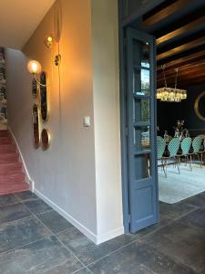 Maisons de vacances Domaine Belotterie, Rural French Retreat, Sleeps 15 plus, Pool & Orchard : photos des chambres
