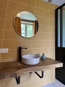 Maisons de vacances Domaine Belotterie, Rural French Retreat, Sleeps 15 plus, Pool & Orchard : photos des chambres
