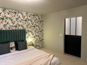 Maisons de vacances Domaine Belotterie, Rural French Retreat, Sleeps 15 plus, Pool & Orchard : photos des chambres