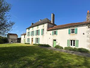 Maisons de vacances Domaine Belotterie, Rural French Retreat, Sleeps 15 plus, Pool & Orchard : photos des chambres