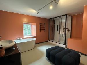Maisons de vacances Domaine Belotterie, Rural French Retreat, Sleeps 15 plus, Pool & Orchard : photos des chambres