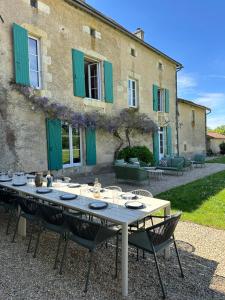 Maisons de vacances Domaine Belotterie, Rural French Retreat, Sleeps 15 plus, Pool & Orchard : photos des chambres