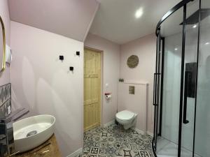 Maisons de vacances Domaine Belotterie, Rural French Retreat, Sleeps 15 plus, Pool & Orchard : photos des chambres