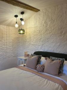 Maisons de vacances Domaine Belotterie, Rural French Retreat, Sleeps 15 plus, Pool & Orchard : photos des chambres
