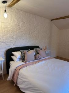 Maisons de vacances Domaine Belotterie, Rural French Retreat, Sleeps 15 plus, Pool & Orchard : Maison 7 Chambres