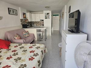 Studio with sea view near the beach