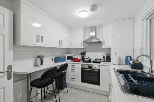 Spacious Ground Floor Victorian Flat Near Queens by StayByNumbers