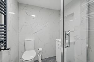 Spacious Ground Floor Victorian Flat Near Queens by StayByNumbers