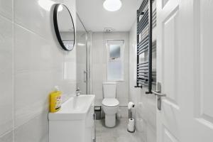 Spacious Ground Floor Victorian Flat Near Queens by StayByNumbers