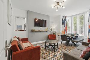 Spacious Ground Floor Victorian Flat Near Queens by StayByNumbers