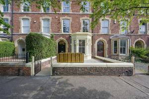 Spacious Ground Floor Victorian Flat Near Queens by StayByNumbers