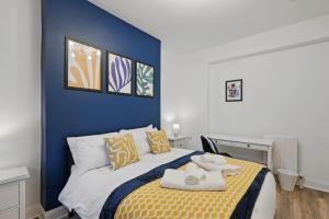 Spacious Ground Floor Victorian Flat Near Queens by StayByNumbers