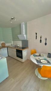 Maisons de vacances Agreable petit gite avec jardinet et piscine : photos des chambres