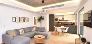 Enjoy a premium downtown apartment in a BRAND-NEW ART DECO BUILDING! Free parking!