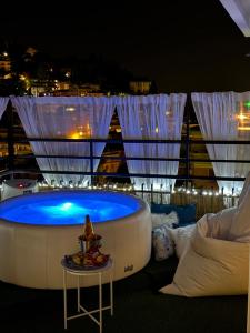 Appartamento Rapallo - Le 5 Terre - Portofino - Sky Garden Maria Jose - Attico vista mare - Terraces - 2 bagni- 2 Camera da Letto - Box, Wi-fi, Idromassaggio Free inteiro Attico per Voi, con Ascensore