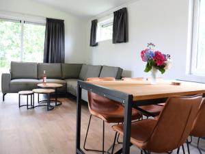 Spacious chalet in a rural location near Giethoorn