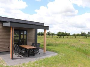 Spacious chalet in a rural location near Giethoorn