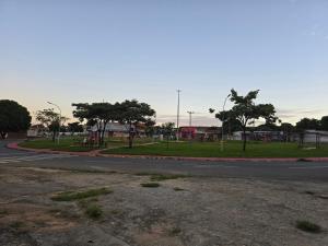 Flat 05 com sala, quarto, cozinha e banheiro privado