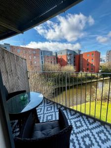 Serene 2-Bed Flat with Canal Views - Coop Live & Ethiad