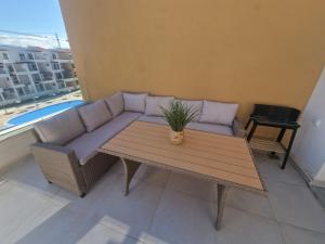 Appartement agréable et lumineux vue sur piscine WIFI