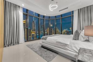 Panoramic Burj Views, Infinity Pool, Balcony Mini Golf