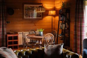 Kingfisher Cabin, Butterwell Farm, Riverside cabin on 40-acre private estate
