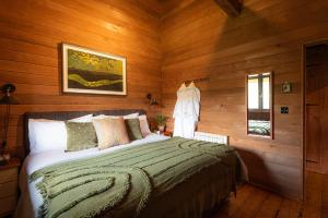 Kingfisher Cabin, Butterwell Farm, Riverside cabin on 40-acre private estate