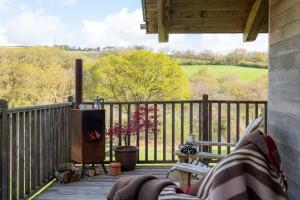 Kingfisher Cabin, Butterwell Farm, Riverside cabin on 40-acre private estate