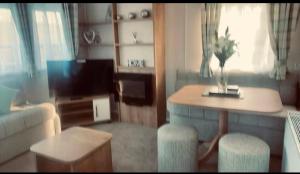 5 Minutes Walk From Beach , Accessible Pet Friendly Caravan With Hot Tub On Coastfields Holiday Village