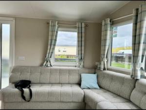 5 Minutes Walk From Beach , Accessible Pet Friendly Caravan With Hot Tub On Coastfields Holiday Village