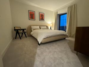 Waterside Stay Near O2 Royal Dock With Parking And AC