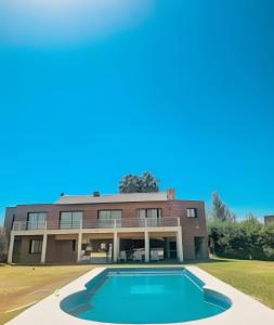 Hermosa Mansión c/pileta y jacuzzi -Barrio privado