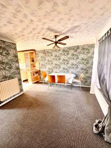 KINGSIZE BEDRROM IN SHARED HOUSe