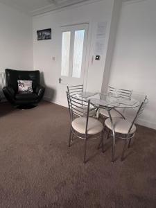 Spacious 2 bedroom flat nearby train and bus station