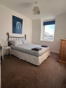 Spacious 2 bedroom flat nearby train and bus station