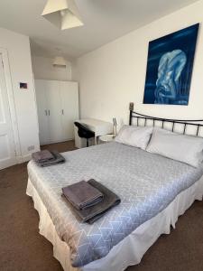Spacious 2 bedroom flat nearby train and bus station