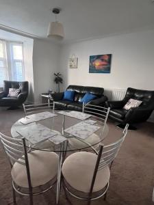 Spacious 2 bedroom flat nearby train and bus station