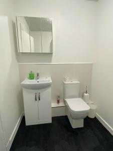 Spacious 2 bedroom flat nearby train and bus station