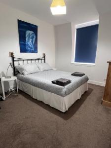 Spacious 2 bedroom flat nearby train and bus station