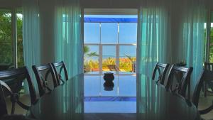 Villa with pool and beach access