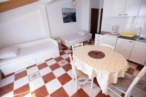 Apartments by the sea Lokva Rogoznica, Omis - 19633