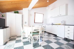 Apartments by the sea Lokva Rogoznica, Omis - 19633