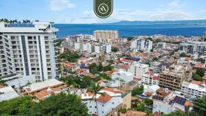 Stunning 2 BR Condo - Oceanview Terrace - Downtown