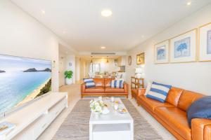 Cote DAzur 42, 61 Donald St - complex pool, lift, linen, bed making and stunning water views