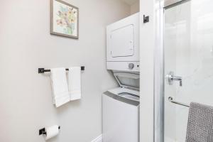 Modern 1BR King Bed Near Rideau River & DT