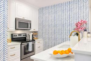 Designer condo w oceanfront & walk to Worth Ave