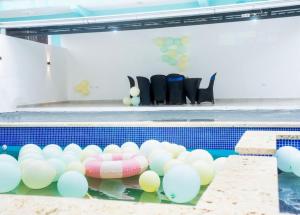 Centrally located in El pino la vega, 10 people, heated pool