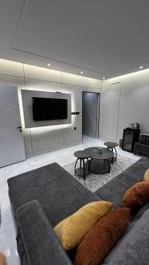 غرفة نوم وصالة مودرن بدخول ذاتي